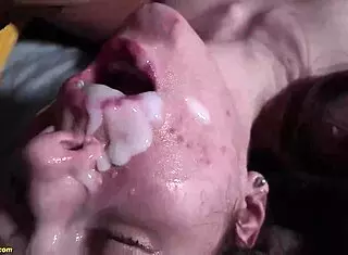 Ekstremna bukkake DP orgija z najstnico v vseh luknjah zabava