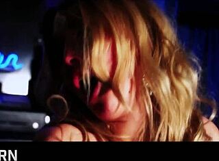 Blond milf med store patter kneppet i britisk pub