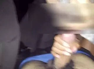 Profissional no anal sem camisinha gozando dentro.