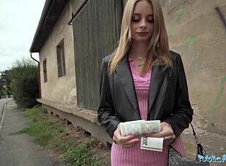 julkinen agentti nappaa aitoon malliin ison kyrvän polvillaan