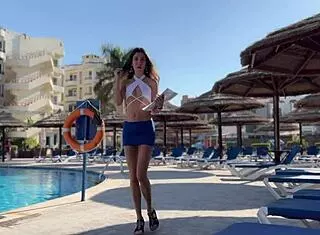 does cute masseuse offer unusual massage and sex?