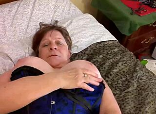 ग्रेनी कार्मेन लिंगरी में इंटेंस ऑर्गेज्म के लिए अपनी चूत में वाइब्रेटर धकेलती है