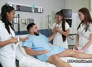 V bolniški sobi, poredni zdravniki v čustvenem foursome z mladimi 18+