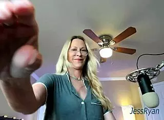 Sexy Milf Teasing with Perfect Ass in Solo Show!