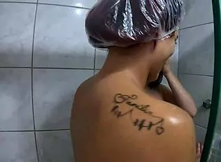 Duda Pimentinha takes a special bath with her friend.