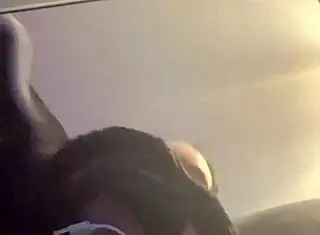 infamous adore se faire jouir dans le salon