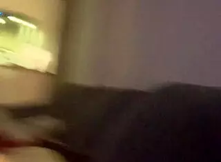 infamous adore se faire jouir dans le salon