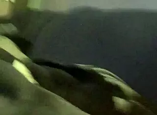 infamous adore se faire jouir dans le salon