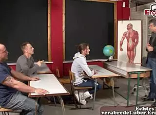 Hej, denne tyske studerende rocker en amatør MMF på uni!