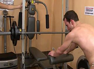 La sală, arabă franceză squirtează în timp ce e futută tare, lingând spermă în gură