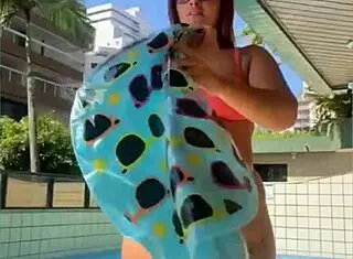 Ruiva rabuda da buceta inchada fazendo live!