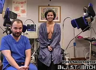 Zdravnik izstreli vročo spermo v pičko Rebel Wyatt za kulisami! 💥