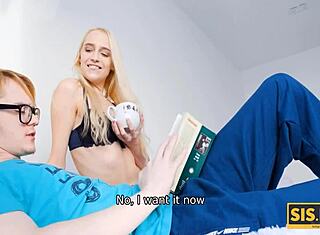 Type baise belle-sœur blonde pendant que copain dort à côté