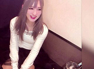 Yo, langharige ladyboy doet anale masturbatie live op cam! 😍