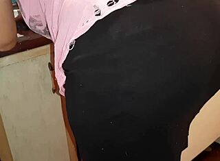 मैं स्टेपमॉम के पास किचन में चुपके से हिलाता हूं। रुक नहीं सकता!