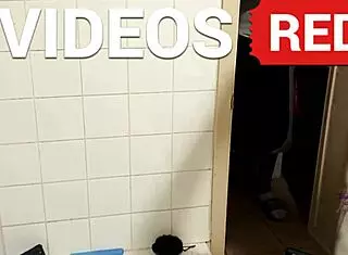 Sexy Black Amateur Shows Long Legs in Shower