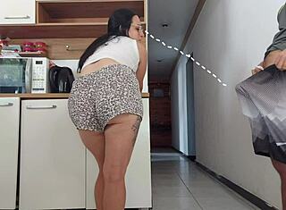 Rizikový sex s manželovým kamarádem, zatímco je ve sprše, málem nás chytili! 😏