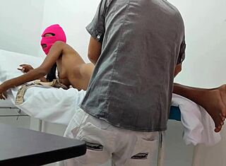 Lékař poskytuje smyslnou masáž své pacientce. Zaručená speciální péče!