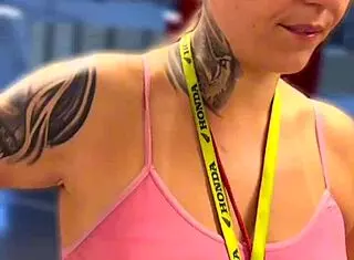 Plug anal in gym makes pussy wet