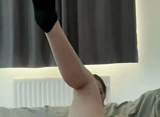 Azgın İngiliz kız tek başına oyuncakla oynuyor