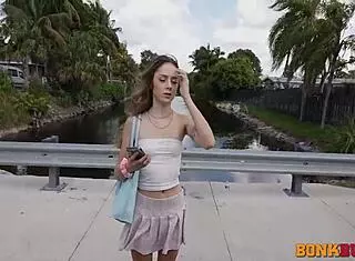 Ljubko dekle pobrano na ulici v Miamiju.