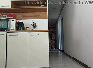 Rizikový sex s manželovým kamarádem, zatímco je ve sprše, málem nás chytili! 😏