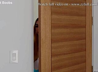 Блондинка-подруга обманом заманивает соседку в дикий секс в общежитии с Эйнджел Янгс