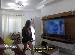 Soția fierbinte Thay Ksada îl tachinează pe curier proaspăt ieșit din duș în cămașă de noapte