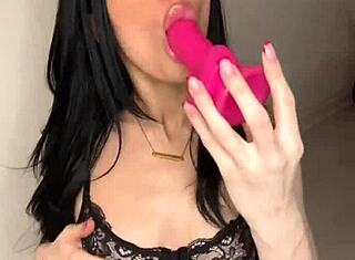 Britisk hore squirter på webcam med leker