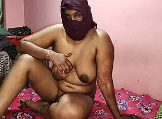 Indian roommate fucks me hard in missionary, pulls hair 😍