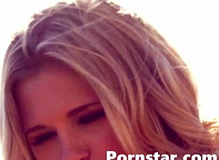 Loira Scarlet Red Brinca Sozinha com Laranja