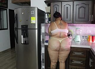 Ο θετός γιος κατασκοπεύει τη θετή μητέρα με καταστροφικά αποτελέσματα