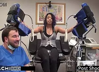 Человеческая морская свинка вынуждена кончать от Хитати под контролем доктора Тампы