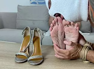 Horny Boyfriend Sniffs Pretty Blonde's Stinky Feet!