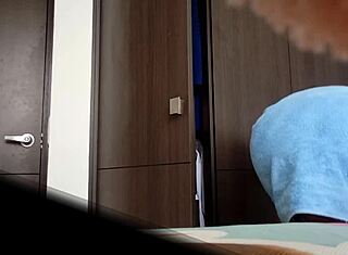 cámara oculta atrapa hermanastra argentina recién ducha en minifalda