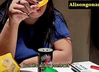 노인이 샤워 후 갈색 머리 여자와 섹스