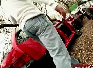 La bionda ama il sesso hardcore con creampie nella figa stretta durante un incontro tedesco.