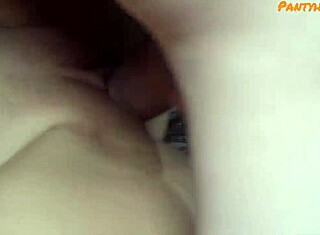 Секси брюнетка-милф заманивает молодого парня 18+ на горячее действие! 🔥