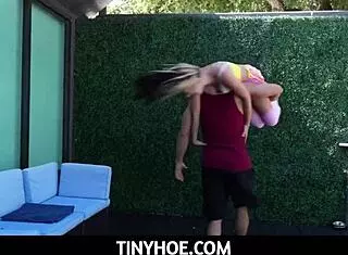 Tinyhoe - Majhna latinska pastorka jebe pod mizo