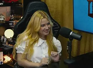 i got so horny with that branquinha on the podcast table, her tiny panties showed off her hairy pussy - p�pum