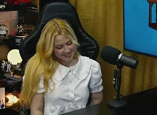 i got so horny with that branquinha on the podcast table, her tiny panties showed off her hairy pussy - p�pum