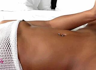 Ladyboy Abbronzata Gioca con il Culo Stretto in Solitario