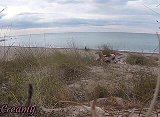 For fanden! Fransk lærer luder giver offentlig blowjob på nøgen strand med cumshot!