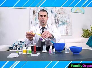 Familyorgasm - Figlie Powerpuff tentano il patrigno pervertito in cosplay