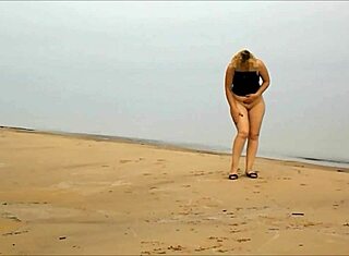 Voyeur tengok pasangan menari di pulau gurun dengan kawan-kawan