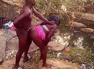 Dedinská dievka s perfektnými cicmi sa nechá vodušiť pri potoku! 😍