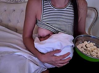 Stymamma ammar djärvt vuxen styvson i förbjudet spel