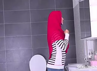 Muslim goddess flaunts curvy skills in hot action