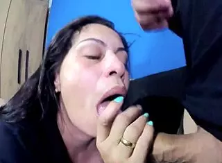 Amante colocando brinquedo no cuzinho e depois fazendo a puta gozar 😏