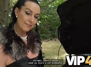 Гледай как Texas Patti възбужда мъжете със зрелия си чар на публично място!